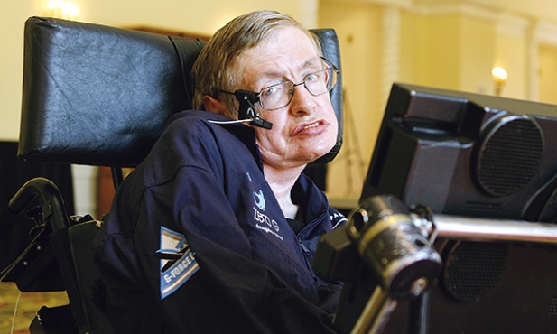 Prof. Stephen Hawking  posługuje się skomplikowanym urządzeniem, poruszanym  jednym palcem