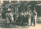 Elisabeth von Thadden w gronie swoich podopiecznych z ewangelickiej szkoły w Wiebling