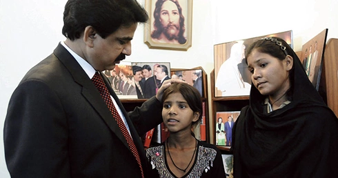 20.11.2010. Shahbaz Bhatti z córkami Asii Bibi – Sidrą i Isham. Niespełna dwa i pół miesiąca po tym spotkaniu minister został zamordowany