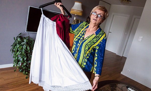 Alicja Kosiba-Lesiak prezentuje historyczną halkę z własnych zbiorów dawnych śląskich strojów. Uszycie niektórych ich elementów w dzisiejszym zakładzie krawieckim byłoby niemożliwe