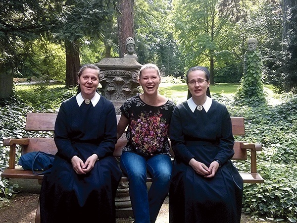 Aleksandra Janik z siostrami szensztackimi Eleonorą Dzimierą i Felicją Lewandowską podczas pielgrzymki do Schönstatt