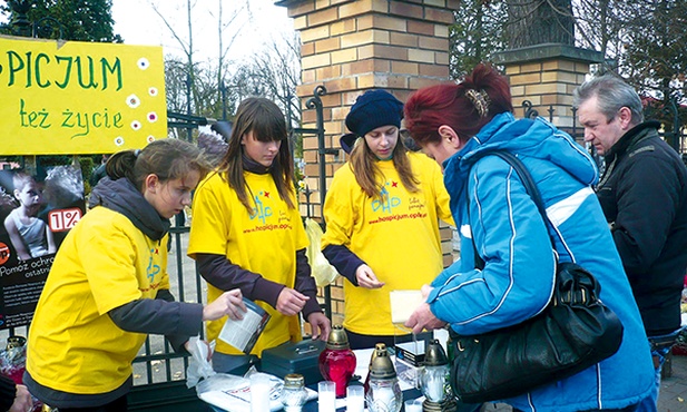 Namysłowianie przyzwyczaili się już do listopadowych akcji i odnoszą się do nich z dużą sympatią