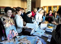 Stoisko diecezjalnej księgarni zorganizowane w seminaryjnym holu dało okazję do ostatniego przed rozpoczęciem pracy zakupu pomocy katechetycznych
