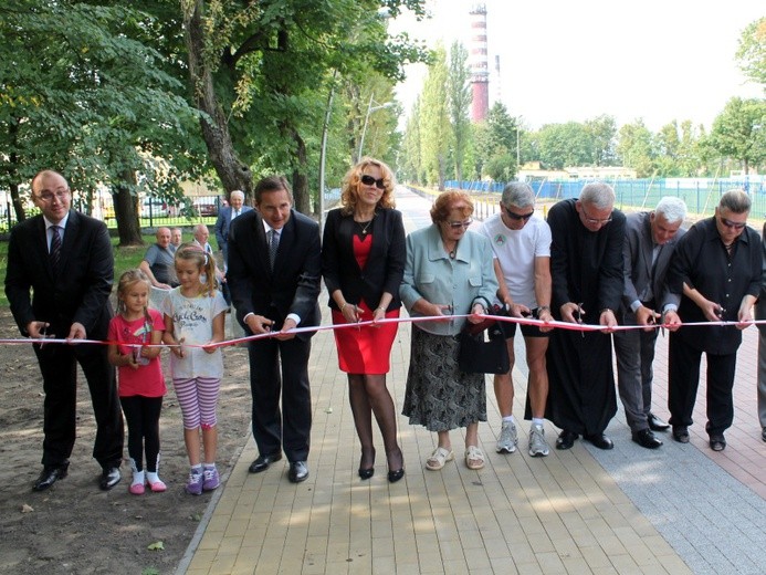 Po przecięciu wstęgi mieszkańcy mogą już oficjalnie korzystać z odnowionego pasażu