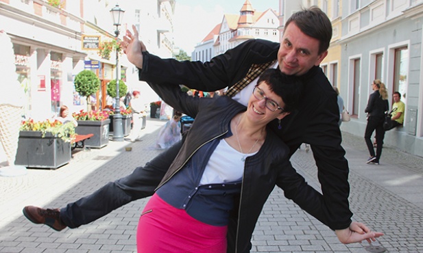 Jak w małżeństwie lecieć do Nieba, to tylko razem. Beata i Tomasz Puśleccy z Zielonej Góry zawodowo prowadzą pracownię optyczną, a prywatnie od 18 lat są małżeństwem i mają trójkę dzieci. Więcej o Domowym Kościele: www.dk.oaza.pl