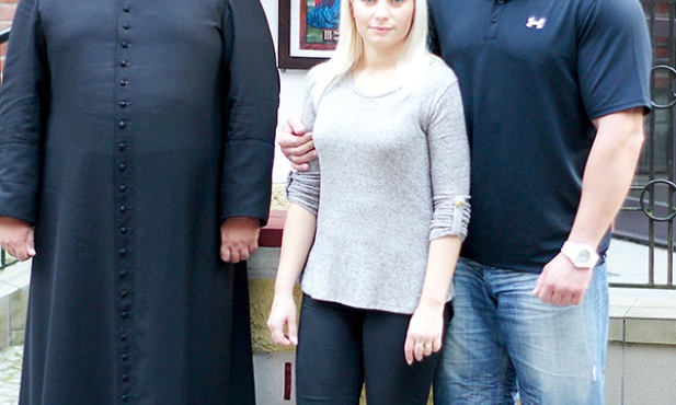 Paweł i Iza Smolikowie z ks. Marcinem Brzostkiem