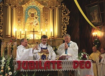  Bp Roman Pindel przewodniczył żabnickim uroczystościom.  Z lewej – ks. Jacek Jaskiernia, z prawej – ks. Stanisław Bogacz