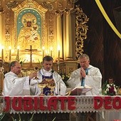  Bp Roman Pindel przewodniczył żabnickim uroczystościom.  Z lewej – ks. Jacek Jaskiernia, z prawej – ks. Stanisław Bogacz