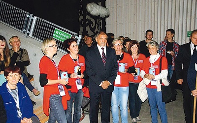  Kwestujące wolontariuszki żywieckiej placówki z burmistrzem  Antonim Szlagorem