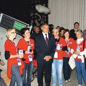  Kwestujące wolontariuszki żywieckiej placówki z burmistrzem  Antonim Szlagorem