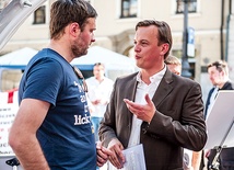 Sławomir Ptaszkiewicz (po prawej) jest kandydatem mało znanym i musi zabiegać o wyborców