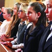  Uczniowie katolickiego gimnazjum zainaugurowali działalność swojej szkoły Mszą św. w kościele pw. Świętego Krzyża