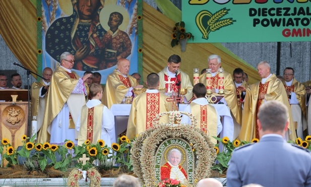 Dożynkowemu dziękczynieniu za plony przewodniczył bp Roman Pindel