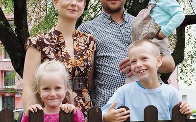 Franciszek z żoną Ksenią i dziećmi Dominikiem, Emilką i Urszulką (na rękach)