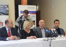 Z dziennikarzami spotkali się (od lewej siedzą) Andrzej Kosztowniak,  Ilona Jaroszek-Nowak, Jarosław Gajda i Paweł Pastuszka