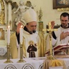 Biskup Zbigniew Kusy i o. Wit Chlondowski podczas prymicji u franciszkanów