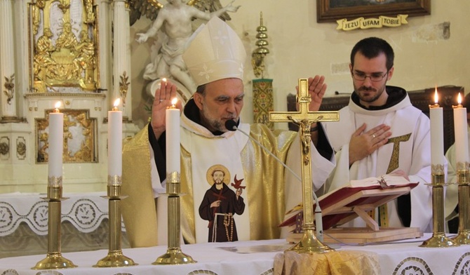 Biskup Zbigniew Kusy i o. Wit Chlondowski podczas prymicji u franciszkanów