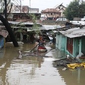 Co najmniej 50 ofiar powodzi w Kaszmirze