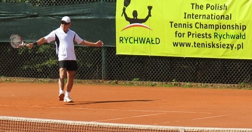 Księża walczą na kortach