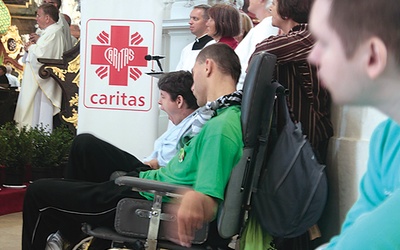 Spotkanie niepełnosprawnych w Krzeszowie to nie tylko modlitwa i zabawa. To także nabieranie duchowych sił w borykaniu się z codziennością