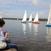 Omegi ustawiają się na linii startu. Zdaniem fachowców to dość wywrotne łodzie, które wymagają od żeglarzy dużych umiejętności