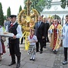 Sumie przewodniczył ks. Henryk Ćwiek. Dożynkowy korowód otwierali starostowie dożynek Barbara Malinowska i Jacek Michalski