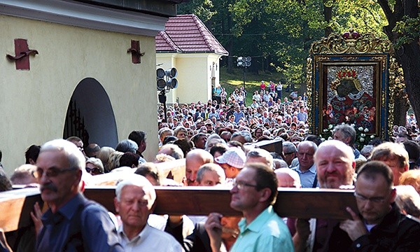 Pątnikom pielgrzymującym do Kalwarii Zebrzydowskiej cały czas towarzyszyły krzyż oraz kopia cudownego obrazu MB Kalwaryjskiej