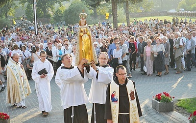 Procesja pielgrzymów z figurą Matki Bożej w skępeńskim sanktuarium