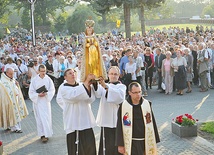 Procesja pielgrzymów z figurą Matki Bożej w skępeńskim sanktuarium