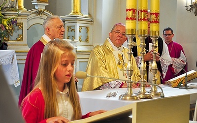  – Człowiek wtedy staje się wielki, gdy chce się czegoś nauczyć – powiedział dzieciom i młodzieży w Karniewie bp Roman Marcinkowski, przypominając słowa św. Jana Pawła II