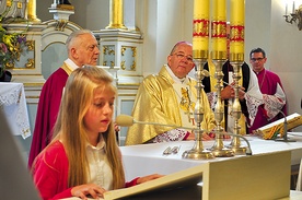  – Człowiek wtedy staje się wielki, gdy chce się czegoś nauczyć – powiedział dzieciom i młodzieży w Karniewie bp Roman Marcinkowski, przypominając słowa św. Jana Pawła II