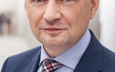 Mariusz Błaszczak jest przewodniczącym klubu parlamentarnego PiS.  Od 2007 r. jest posłem. Z wykształcenia jest historykiem, odbył także podyplomowe studia z zakresu samorządu terytorialnego i rozwoju oraz zarządzania w administracji. Ma 45 lat.