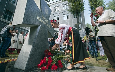 3.09.2014. Kijów. Ukraina. Kobieta składa kwiaty przy nowym pomniku poświęconym „Bohaterom niebiańskiej sotni” – ludziom, którzy polegli  na Majdanie podczas zimowych protestów. 