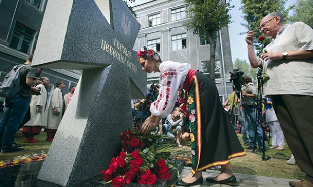 3.09.2014. Kijów. Ukraina. Kobieta składa kwiaty przy nowym pomniku poświęconym „Bohaterom niebiańskiej sotni” – ludziom, którzy polegli  na Majdanie podczas zimowych protestów. 