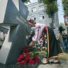 3.09.2014. Kijów. Ukraina. Kobieta składa kwiaty przy nowym pomniku poświęconym „Bohaterom niebiańskiej sotni” – ludziom, którzy polegli  na Majdanie podczas zimowych protestów. 