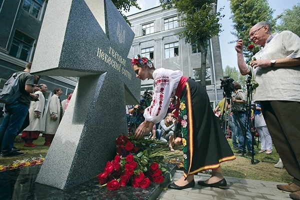 3.09.2014. Kijów. Ukraina. Kobieta składa kwiaty przy nowym pomniku poświęconym „Bohaterom niebiańskiej sotni” – ludziom, którzy polegli  na Majdanie podczas zimowych protestów. 