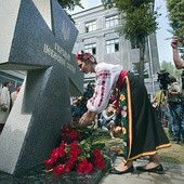 3.09.2014. Kijów. Ukraina. Kobieta składa kwiaty przy nowym pomniku poświęconym „Bohaterom niebiańskiej sotni” – ludziom, którzy polegli  na Majdanie podczas zimowych protestów. 