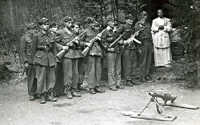 Maj 1949 r., o. Gurgacz (pierwszy z prawej) wraz z partyzantami PPAN przed Mszą św.