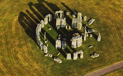 Dzisiaj Stonehenge to dwa kręgi: wewnętrzny o średnicy około  30 metrów i zewnętrzny o średnicy ponad 100 metrów. Najnowsze badania pokazują jednak, że kiedyś kompleks był dużo bardziej rozbudowany. 