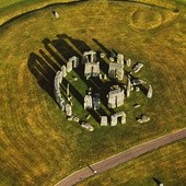 Dzisiaj Stonehenge to dwa kręgi: wewnętrzny o średnicy około  30 metrów i zewnętrzny o średnicy ponad 100 metrów. Najnowsze badania pokazują jednak, że kiedyś kompleks był dużo bardziej rozbudowany. 