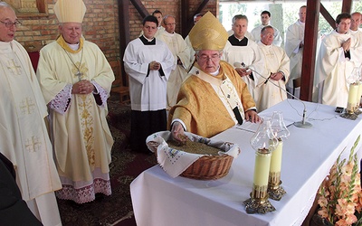 Na zakończenie uroczystości metropolita poświęcił zebrane ziarno przeznaczone na przyszłoroczne zasiewy
