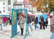  Przejście przez symboliczne Drzwi do Tolerancji