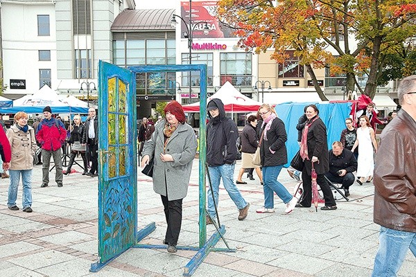  Przejście przez symboliczne Drzwi do Tolerancji