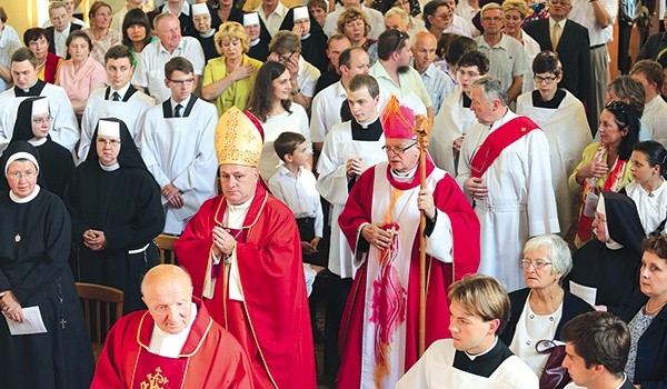  Procesję uczestników transgranicznej procesji poprowadzili bp Piotr Greger  i bp František Lobkowicz