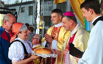  W dożynkowej procesji z darami uroczyście niesiono chleb