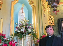  Ks. Stanisław Sadlik przed statuą Maryi