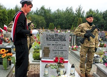 Znaki Pamięci na grobach westerplatczyków odsłonili uczniowie Zespołu Szkół Żeglugi Śródlądowej im. Bohaterów Westerplatte z Kędzierzyna-Koźla