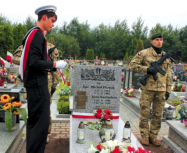 Znaki Pamięci na grobach westerplatczyków odsłonili uczniowie Zespołu Szkół Żeglugi Śródlądowej im. Bohaterów Westerplatte z Kędzierzyna-Koźla