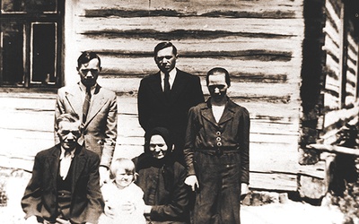  Wielowieś 1941 r. Literat z rodziną: ojcem Karolem, matką Barbarą,  bratem Franciszkiem, siostrą Marysią i jej córką Miecią