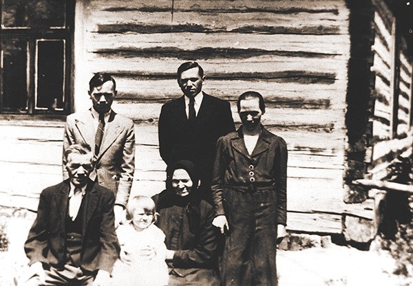  Wielowieś 1941 r. Literat z rodziną: ojcem Karolem, matką Barbarą,  bratem Franciszkiem, siostrą Marysią i jej córką Miecią